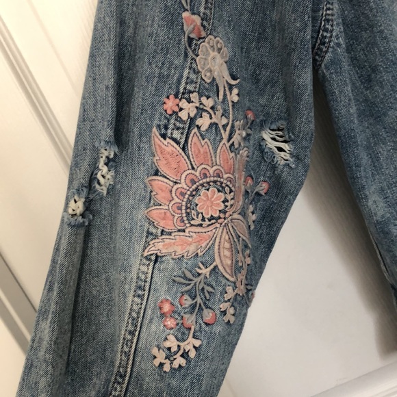 American Eagle Oversized Distressed Jean Jacket - Picture 3 of 5